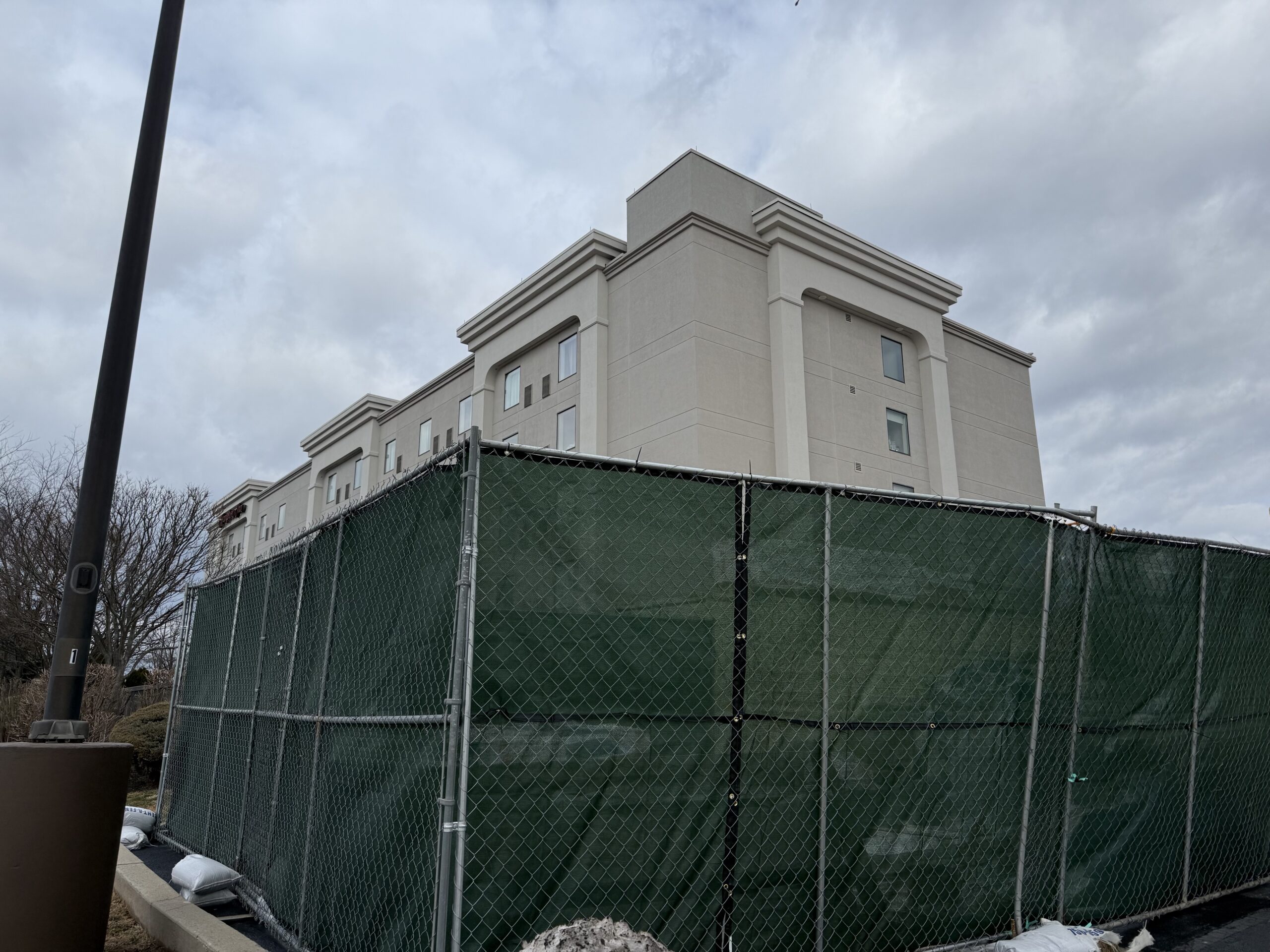 temporary fence panels with windscreen